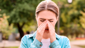 Elemento gráfico nota defiende tus ojos: tips contra alergias